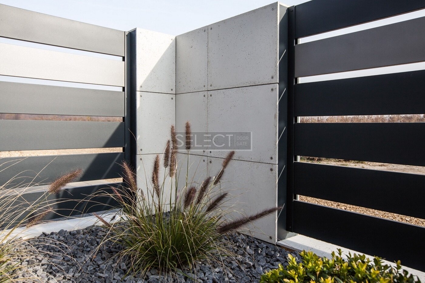 Красивый забор для частного дома - примеры фотографии изготовления от завода SELECT